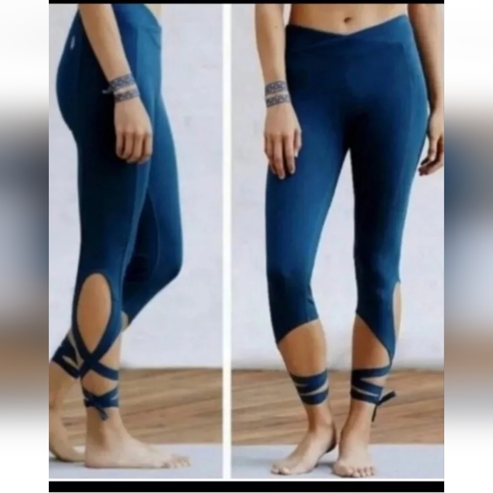 Women's Blue Capri Leggings with Wrap Cutout Design